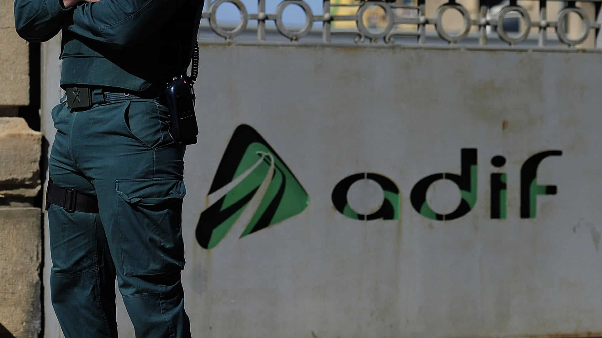 Guardia Civil frente a entrada de Adif