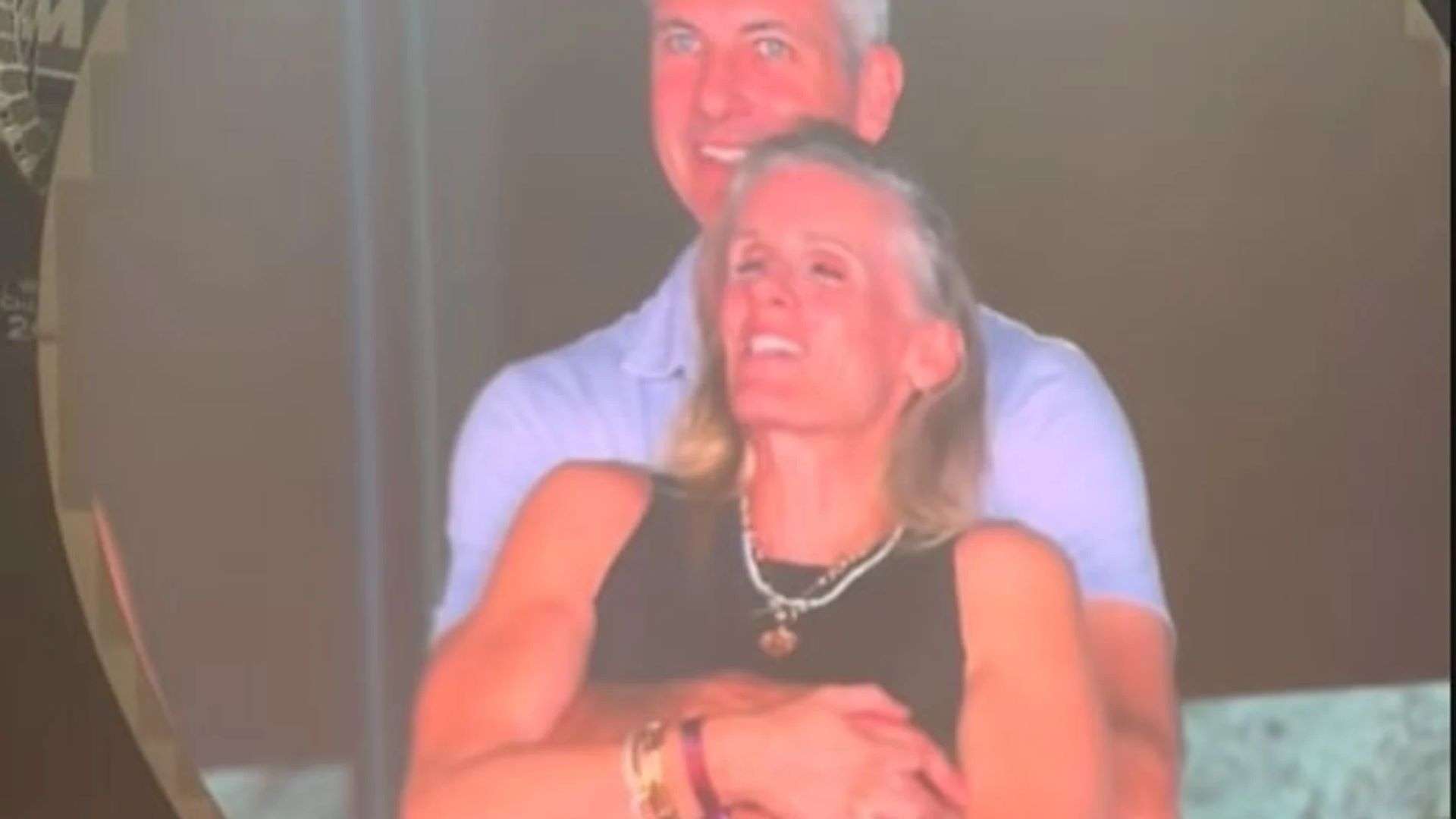 Byron pillado por la kiss cam