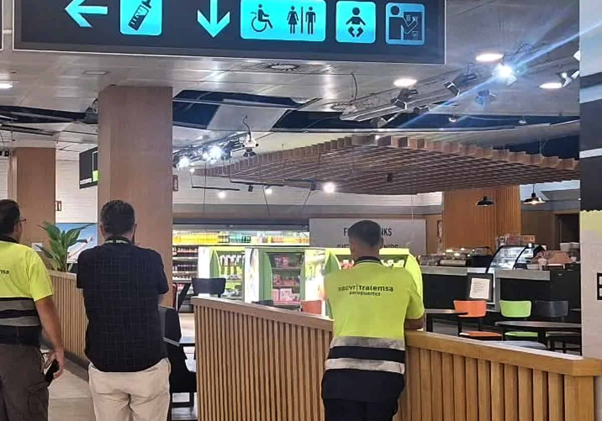 Desplome de falso techo en el aeropuerto de Almería tras el terremoto