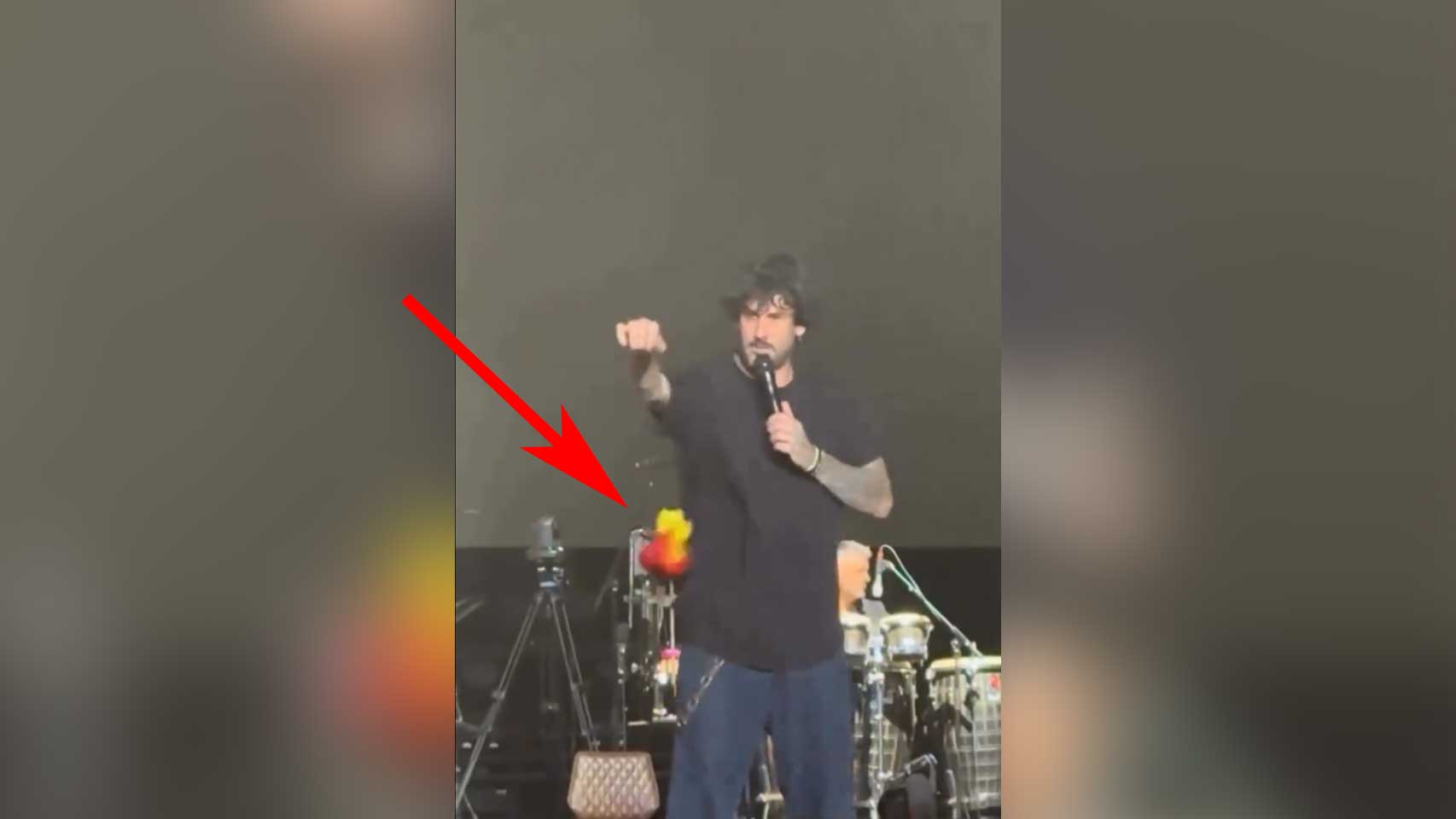 Melendi ignora una bandera de España en pleno concierto y estalla la polémica en redes