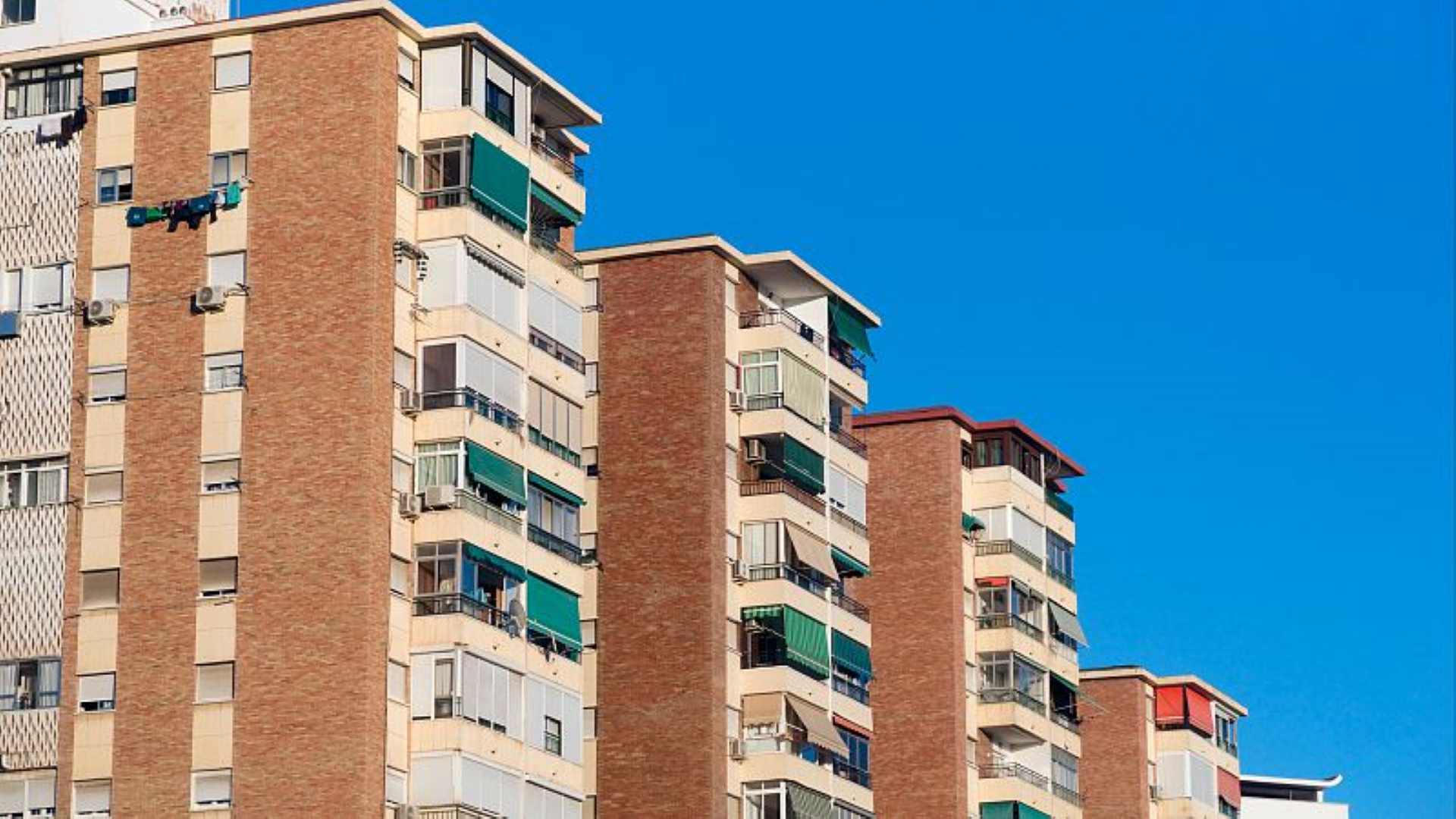 Sanchismo: los españoles necesitan más de media vida de sueldo para comprar una vivienda