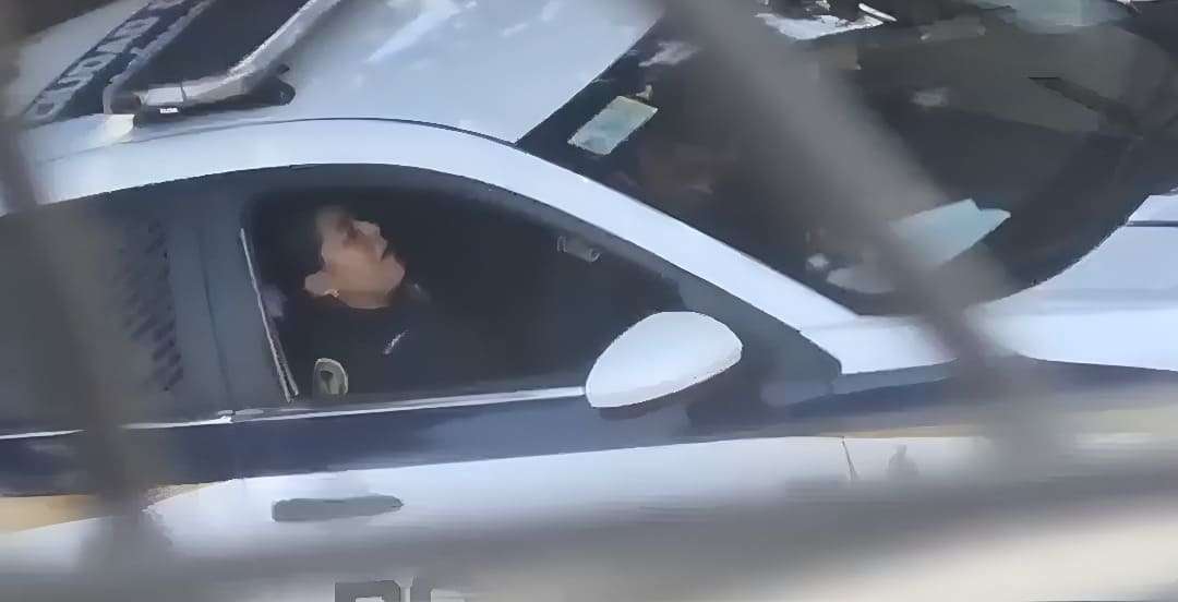 Orgasmo en servicio: policía captada en escena explícita dentro de unidad oficial