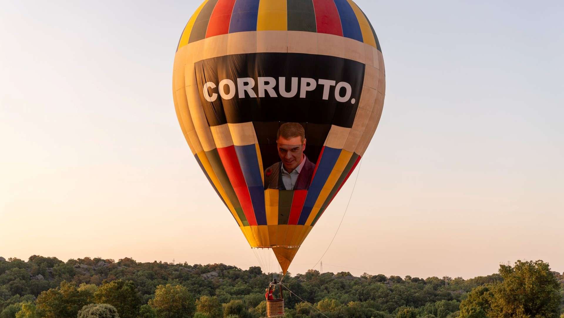 «Sánchez, corrupto» ya recorre el país en globo