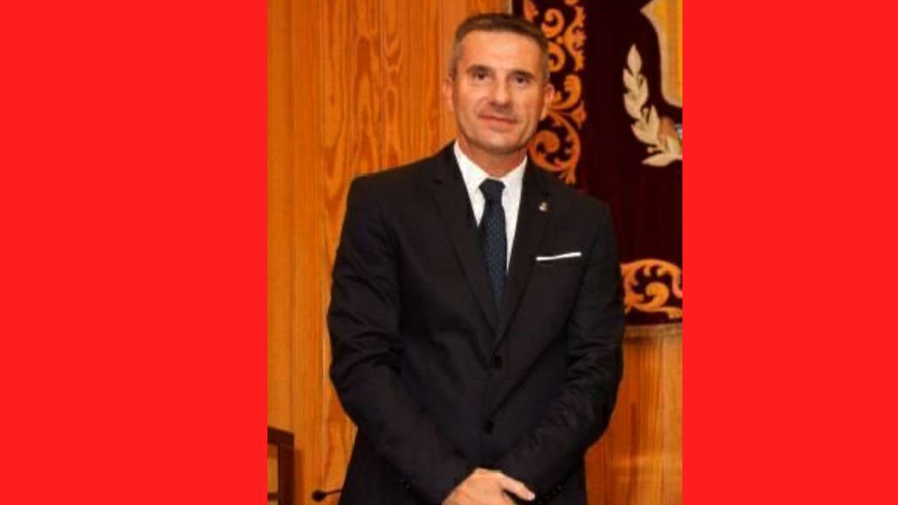 Concejal socialista de Moncada salta del escenario y se pelea tras insultos a Pedro Sánchez