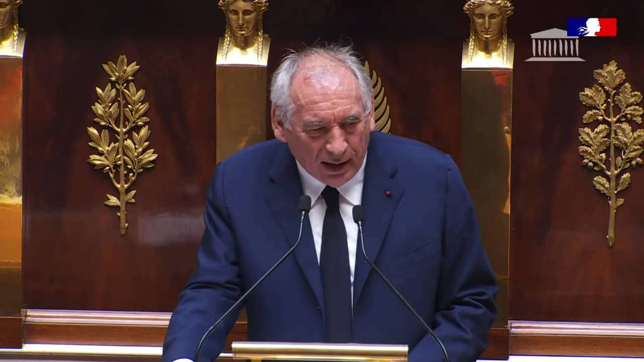 Francia en shock: Bayrou dimite tras perder la moción de confianza