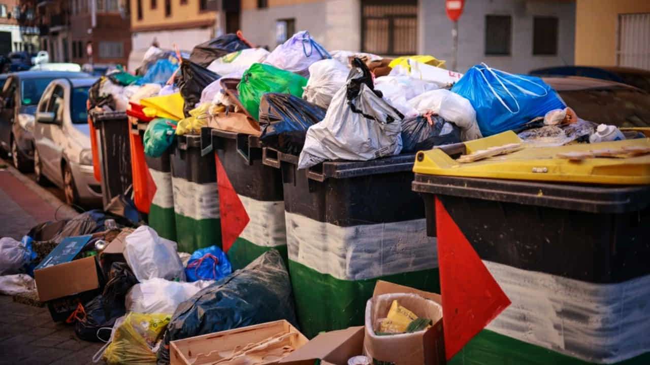 Montaje de IA de banderas palestinas y basura