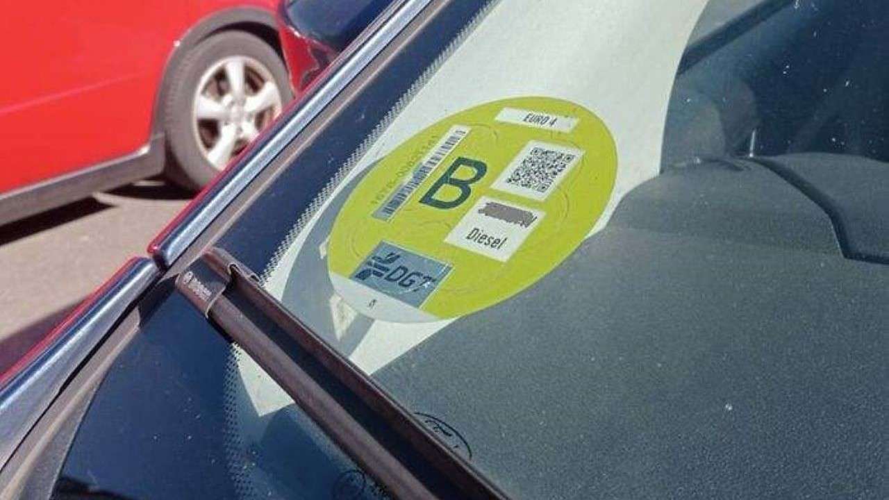 Vehículo con etiqueta B/El Economista