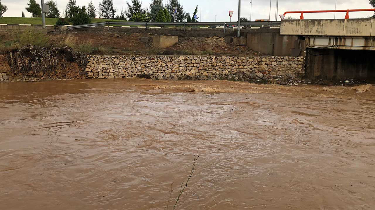 El barranco de la Saleta se desborda y anega varias calles de Aldaia tras caer 60 litros en 35 minutos