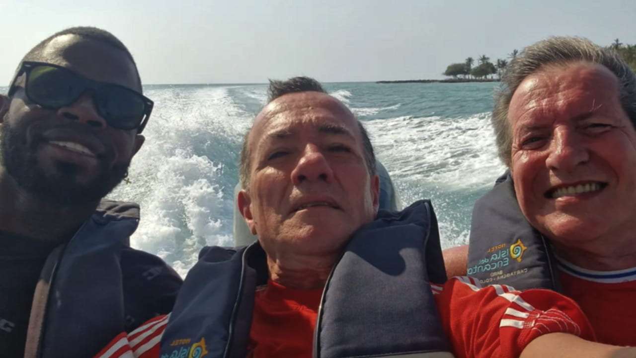 A la izquierda, el asesino, Yostin Mosquera, junto a las dos victimas