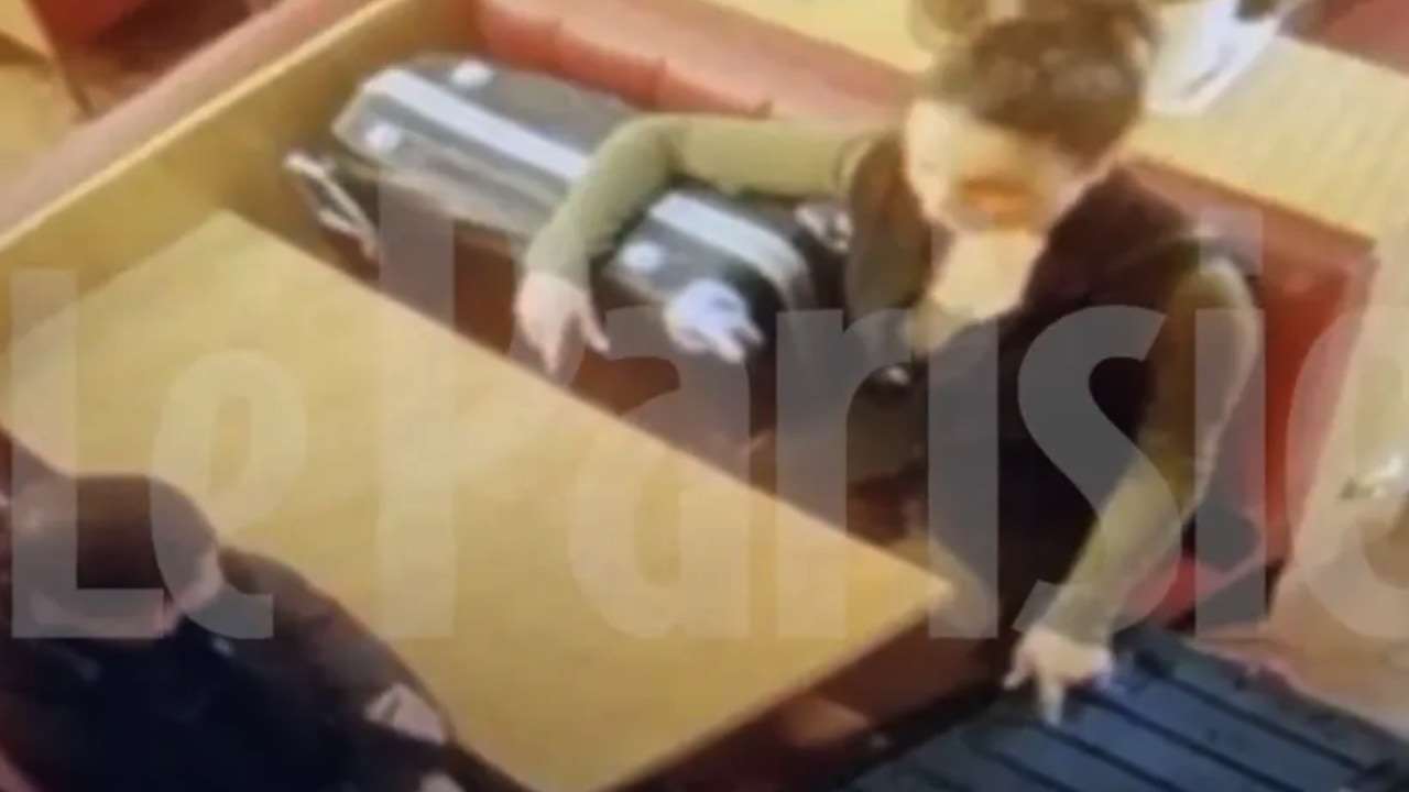 Dahbia Benkired con la maleta que conenía el cuerpo de la pequeña Lola Dahbia Benkired con la maleta que conenía el cuerpo de la pequeña Lola