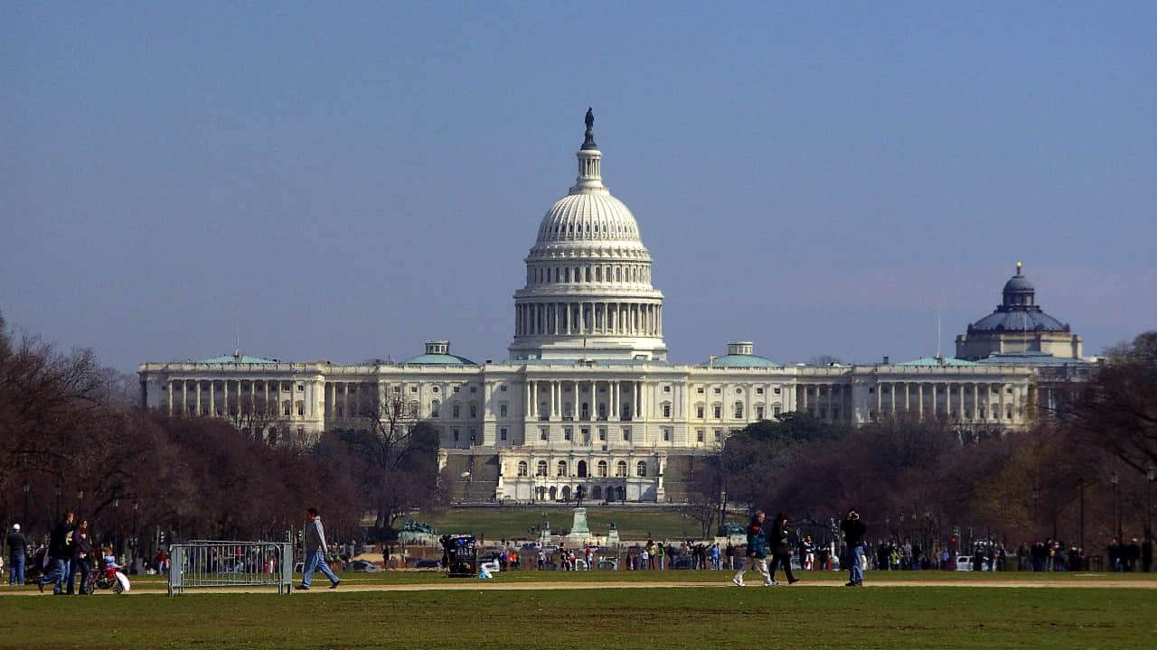 Cierra el Gobierno de EE. UU. tras el rechazo demócrata a la propuesta republicana de sanidad para ilegales