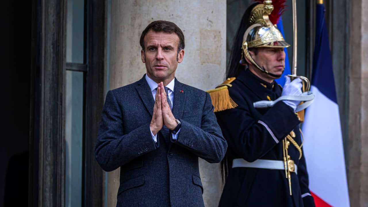 Emmanuel Macron implorando
