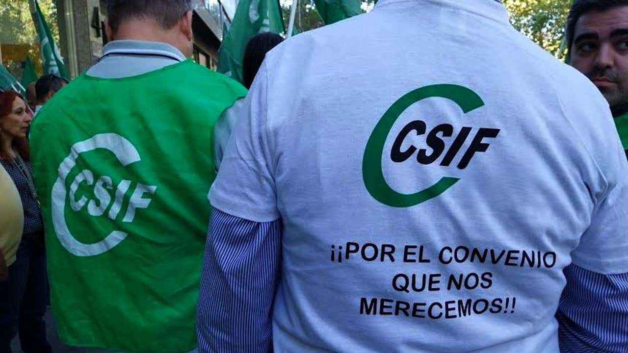 Manifestantes de la CSIF