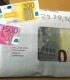 Montaje con billetes y sobre con pagos del caso PSOE