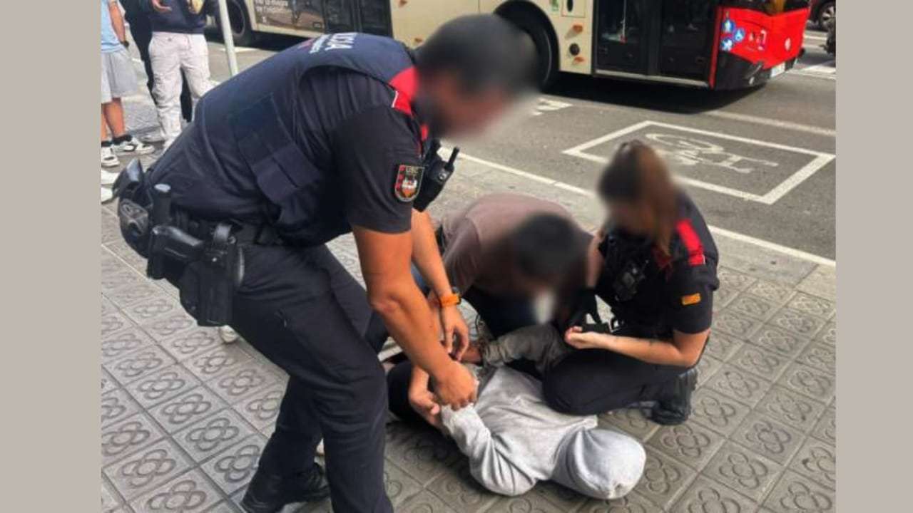 Mossos y Policía Nacional de paisano durante la detención del marroquí ladrón