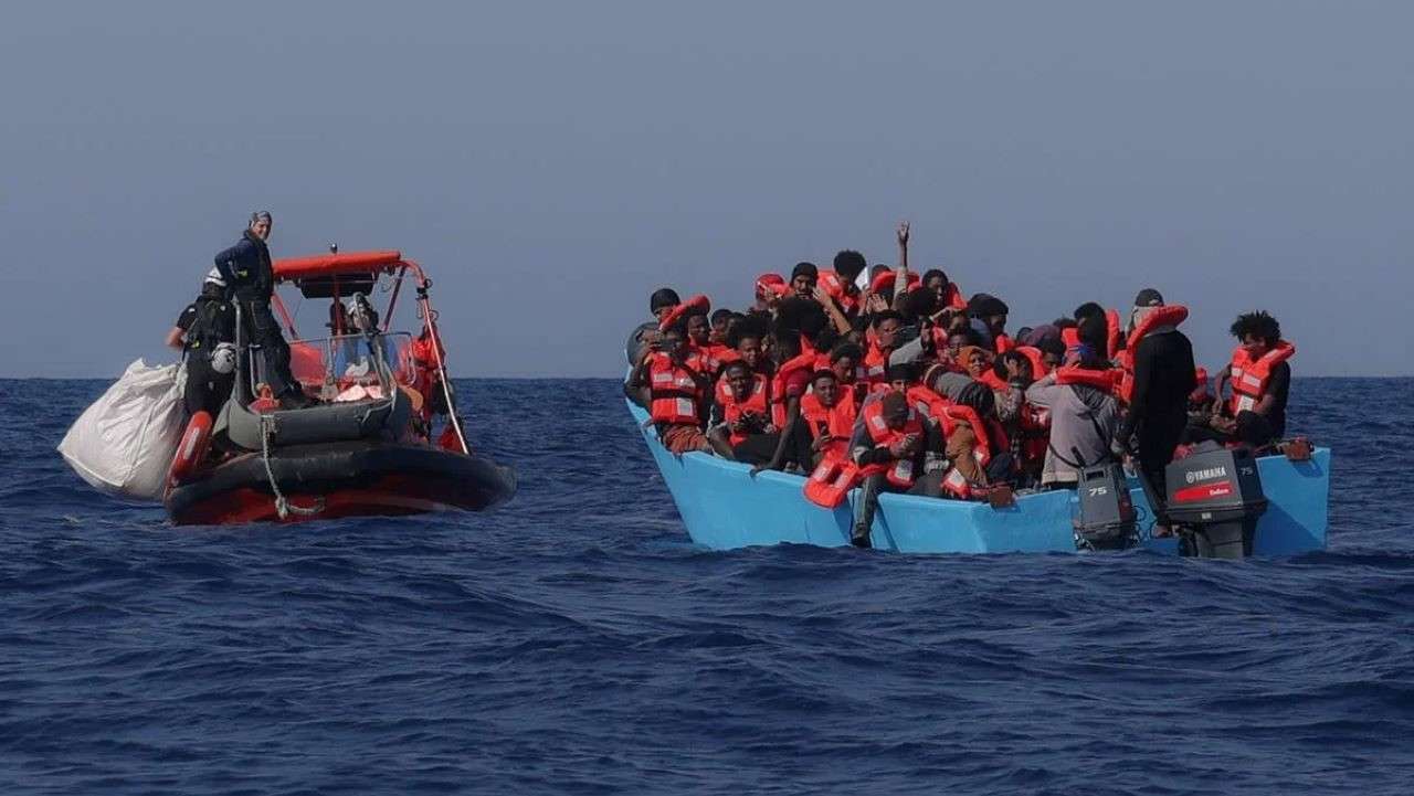 Patera llegando a Baleares/El Correo