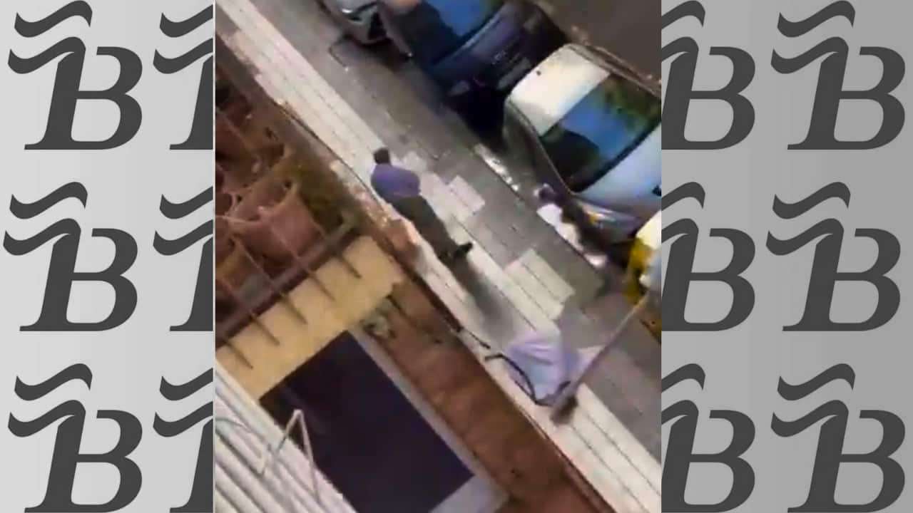 Presunto asesino junto a la víctima esperando a la Policía |