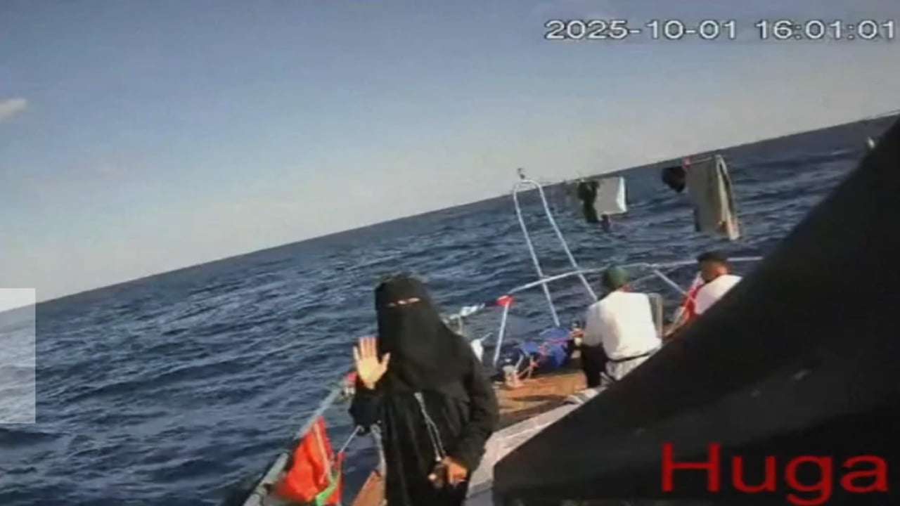 Saludo con burka de la flotilla propalestina
