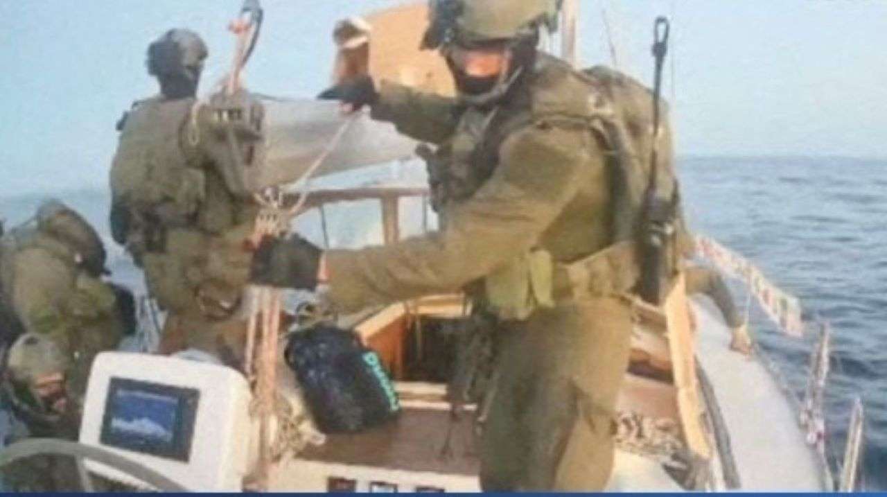 Soldados abordan una embarcación/El Confidencial