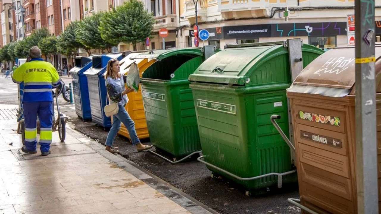 La tasa de basuras, denunciada/Efe