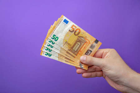 170019436-dinero-en-mano-cartel-con-billete-en-mano-mano-sujetando-billetes-de-50-euros-aislados-sobre-fondo