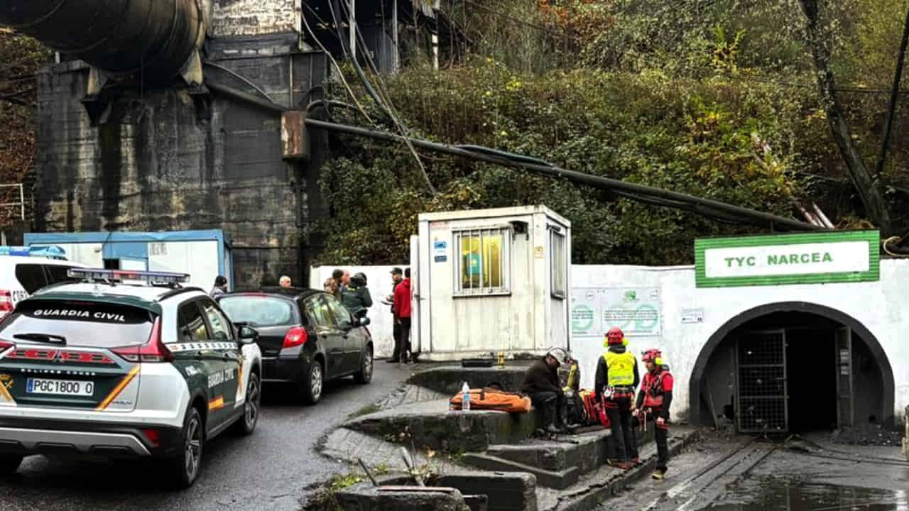 Tres mineros atrapados tras un derrumbe en una explotación de Cangas del Narcea