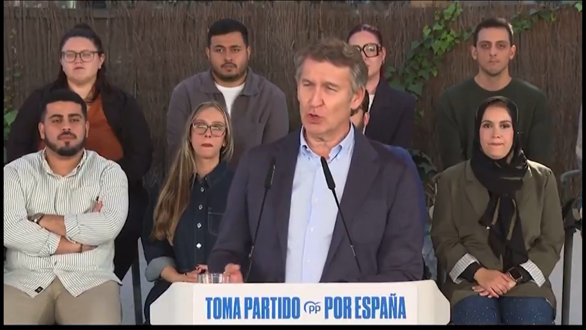 Una militante del PP luce el hiyab en un acto de Feijóo en Melilla: «La convivencia entre culturas se construye día a día»