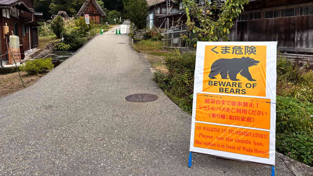 Cartel de advertencia de osos en Hida, Japón