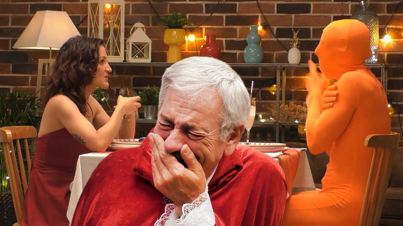 First Dates traje naranja