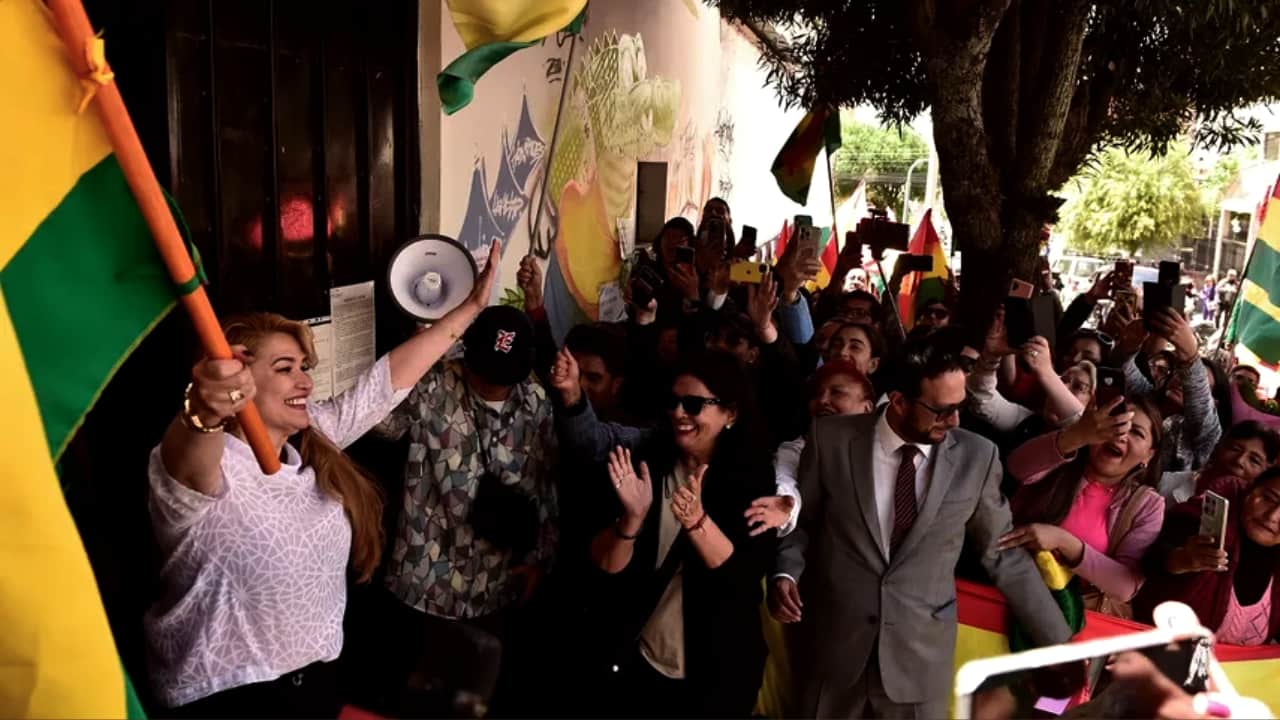 Jeanine Áñez saliendo de prisión