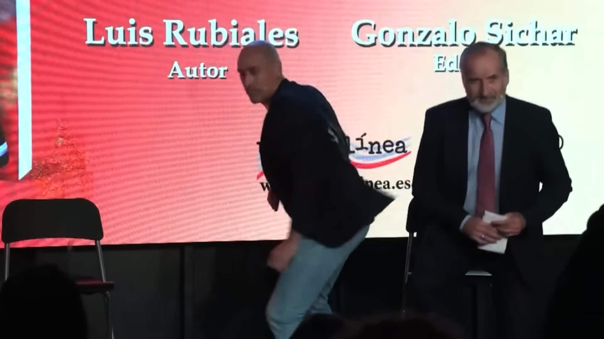 Detenido el tío de Luis Rubiales por lanzarle huevos durante la presentación de su libro