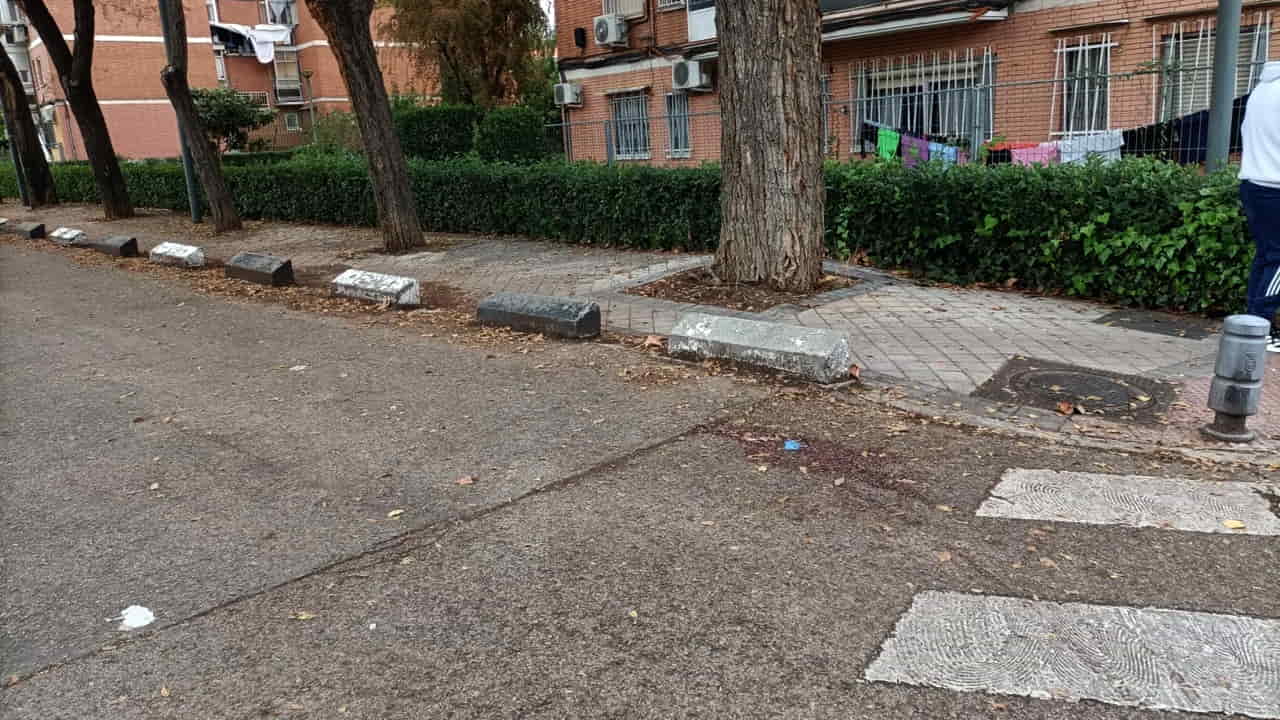 Suelo ensangrentado en el lugar del ataque