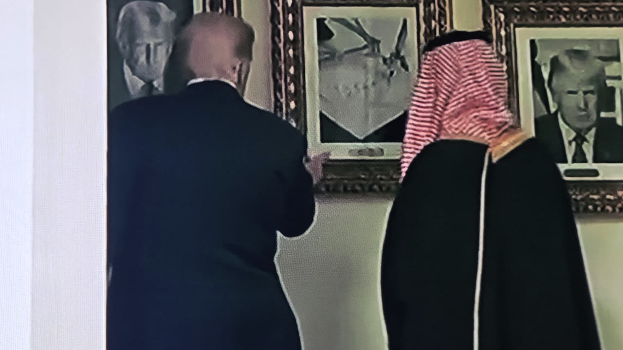 Trump enseña al príncipe saudí el ‘retrato oficial’ del autopen de Biden