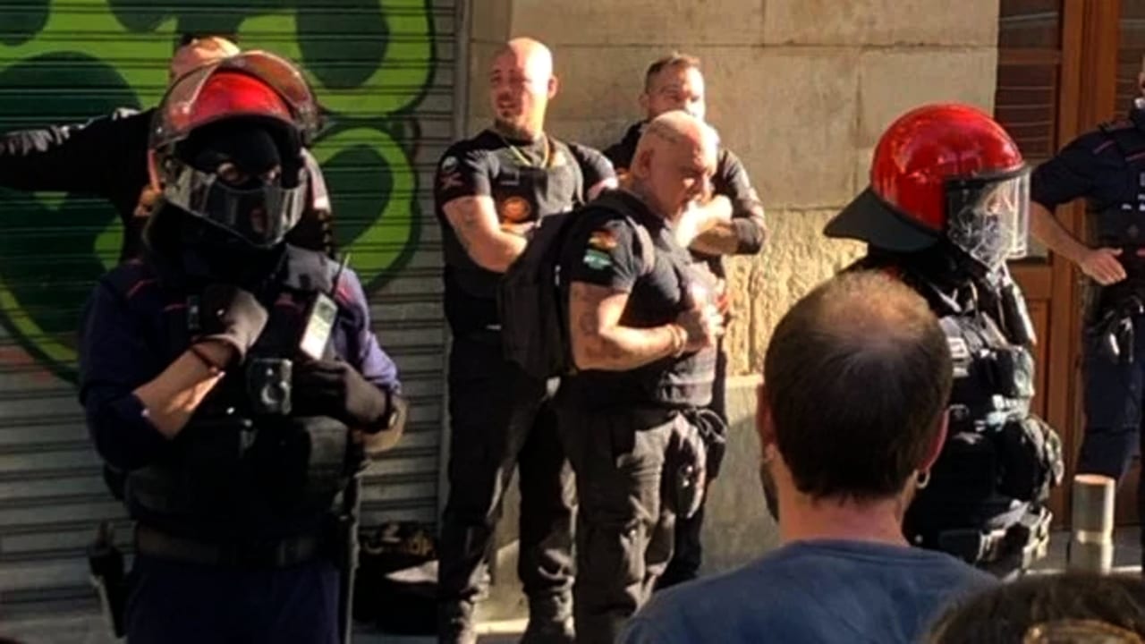 Ultraizquierdistas frente a empleados de Horus Desokupa