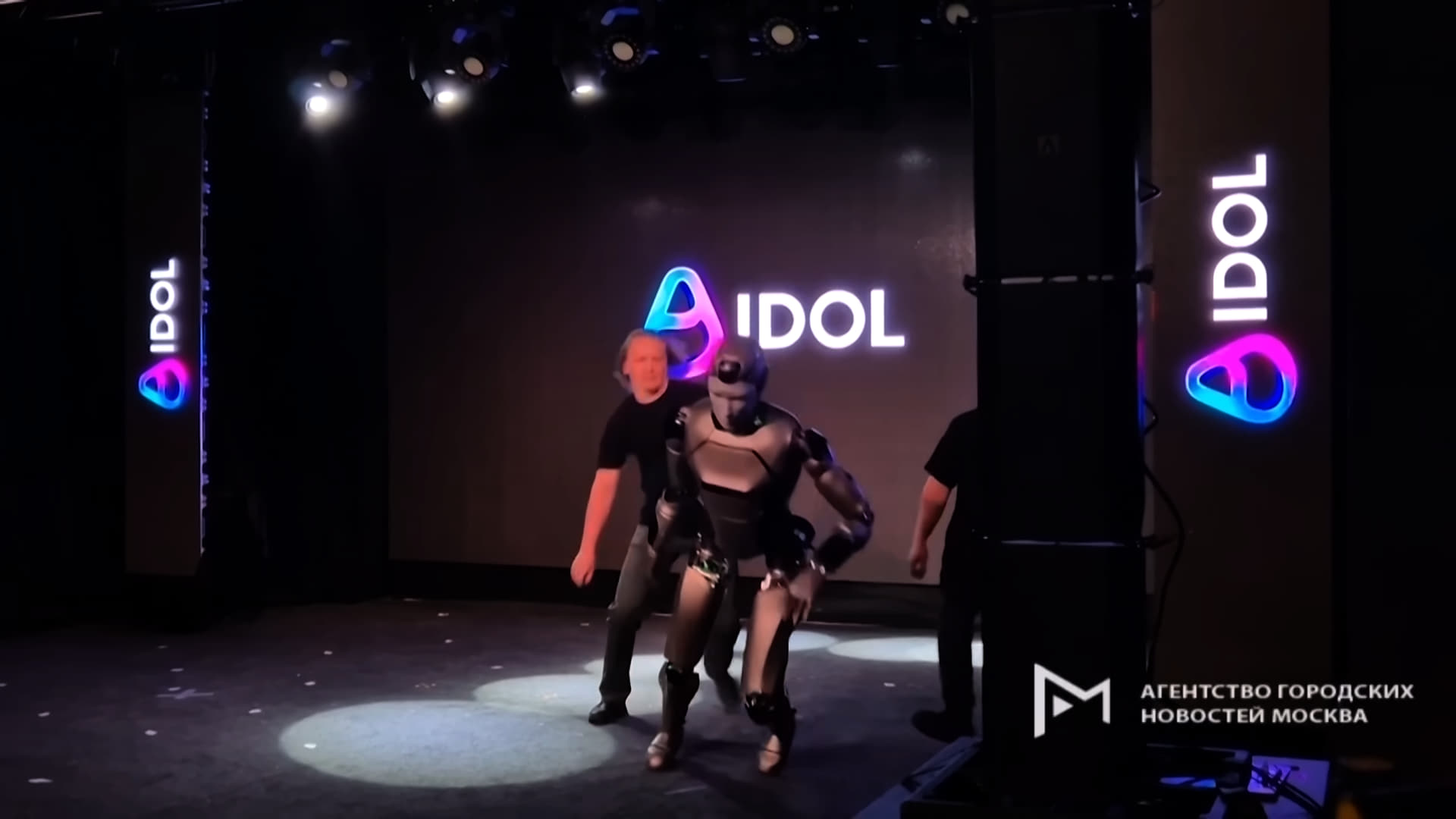 Rusia construye su primer robot humanoide, camina como Joe Biden y se cae en la presentación