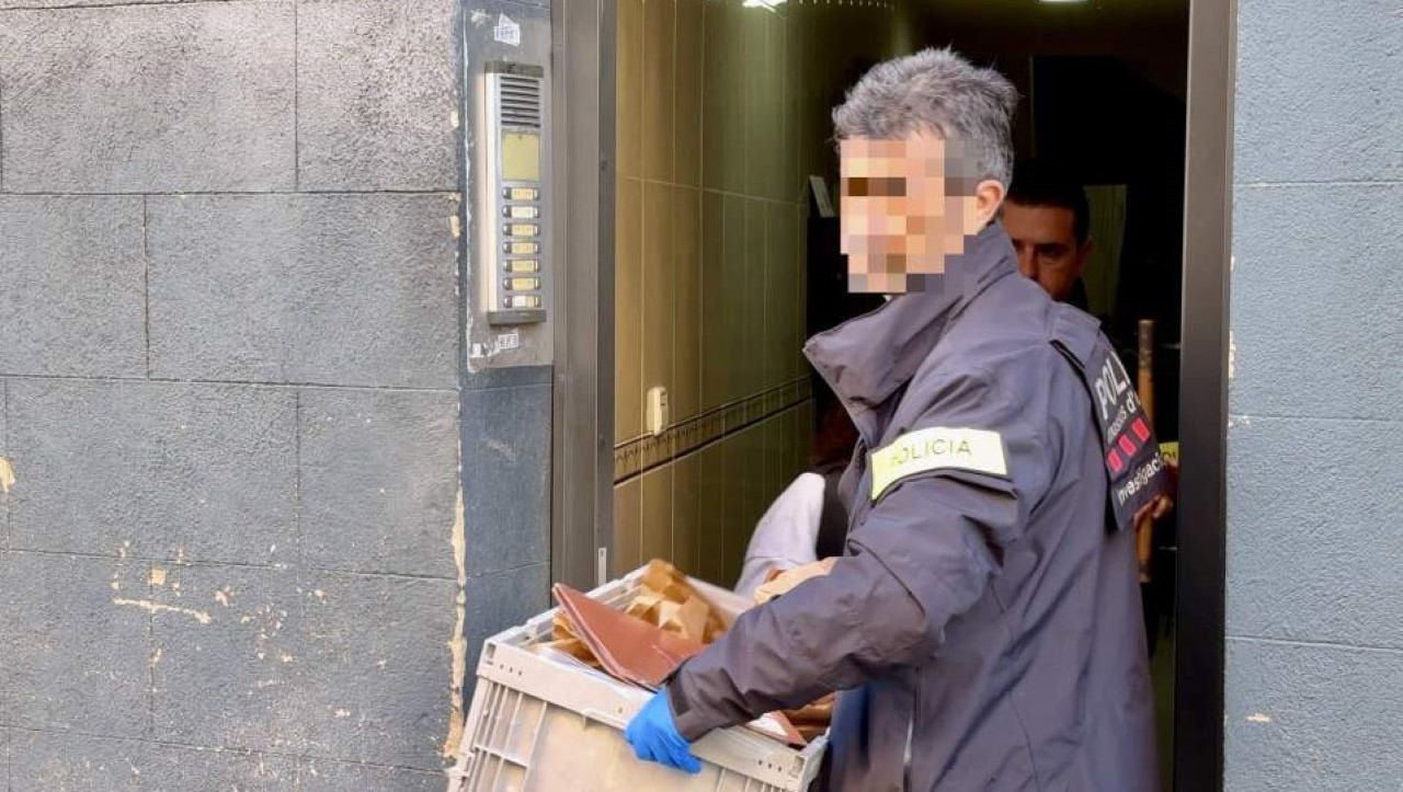 Agente de los Mossos saliendo del bloque de Santa Eulalia CNP Agente saliendo del bloque donde se produjo el crimen/CNP