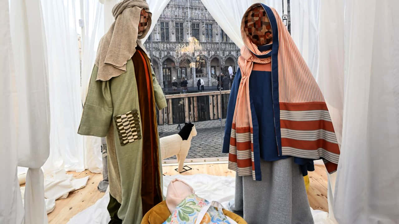El mercadillo navideño de Bruselas instala un Belén inclusivo de monigotes sin rostro para no ofender