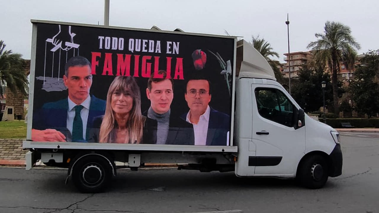 Hazte Oír irrumpe en el evento de Sánchez en Plasencia para denunciar su respaldo al imputado Gallardo
