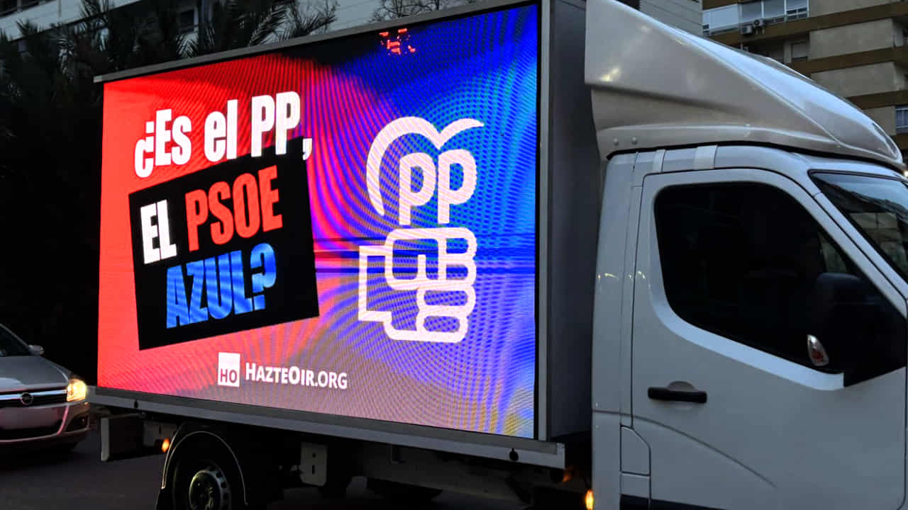 Hazte Oír despliega sus camiones en Extremadura acusando al PP de ser el ‘PSOE azul’