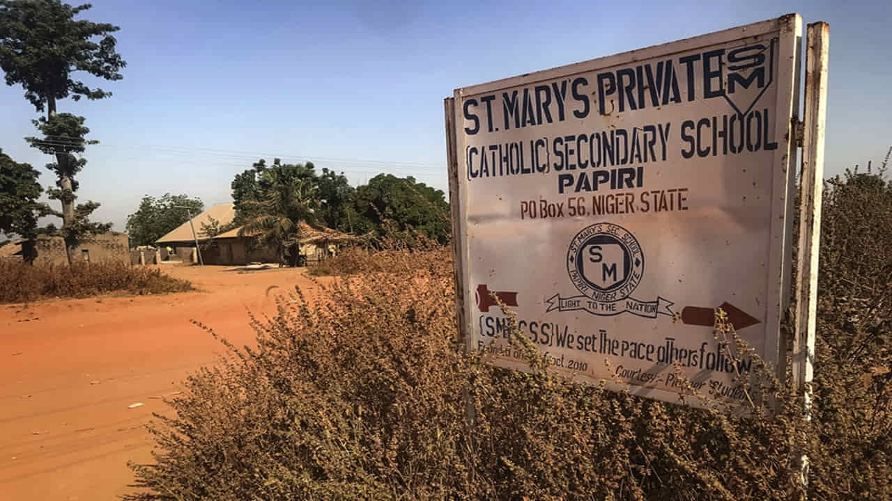 Nigeria libera a 100 niños secuestrados de la escuela católica de Papiri tras un mes de terror