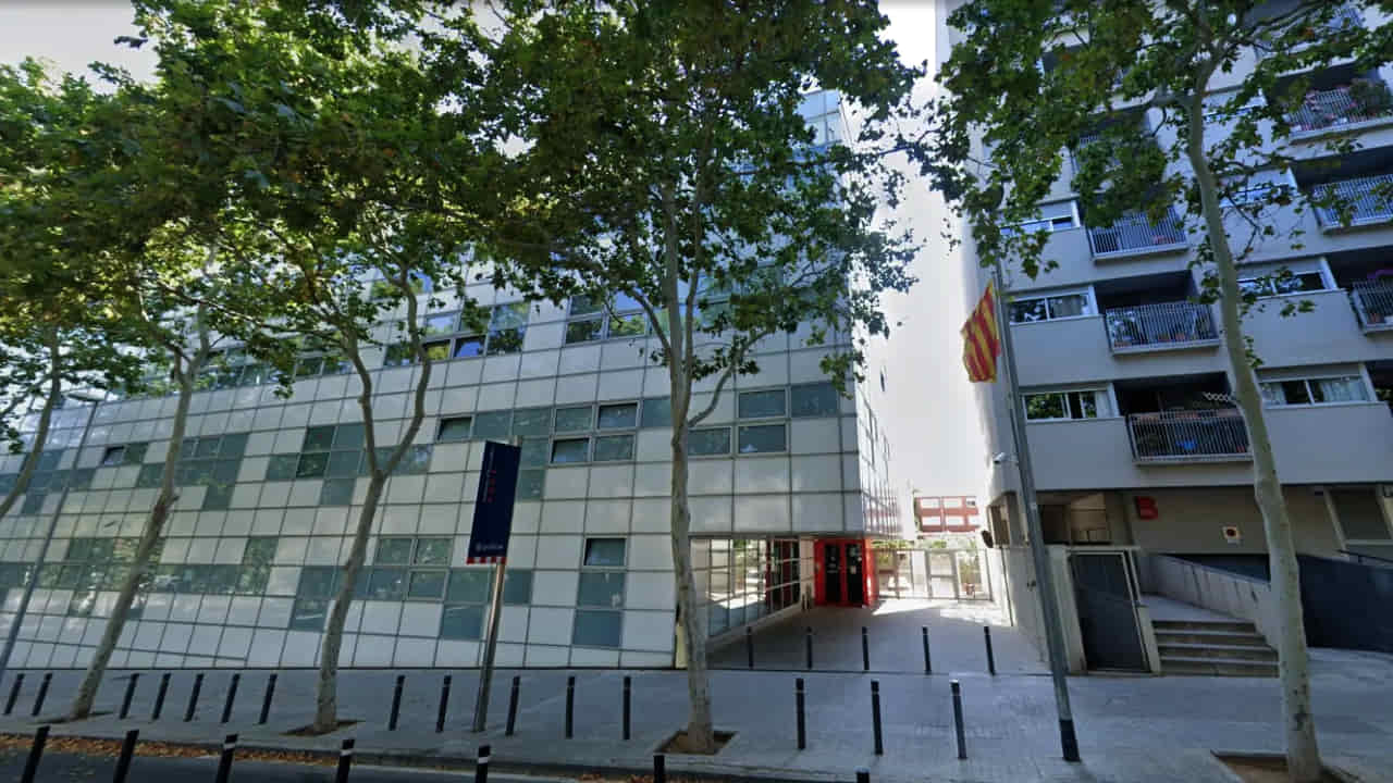 Mauritano armado con un palo irrumpe en una comisaría de Barcelona y ataca a los Mossos