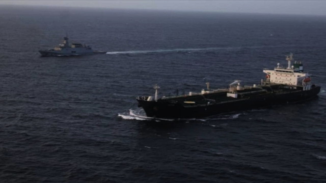 Imagen de referencia de un petrolero y un buque de guerra