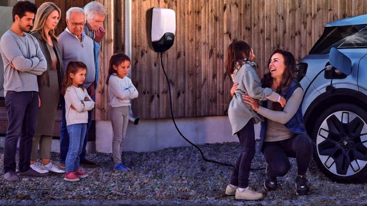 Imagen editada por IA de una familia enfadada viendo a una mujer recargar el coche