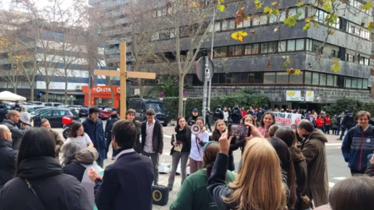 Hazte Oír denuncia al Delegado del Gobierno en Madrid por permitir la contramanifestación abortista junto a una provida