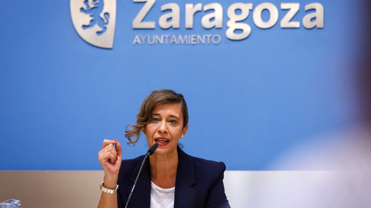La alcaldesa de Zaragoza amenaza con una moción de confianza y culpa a VOX