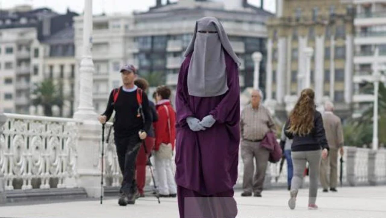 Una marroquí camino al cole/Diario Vasco