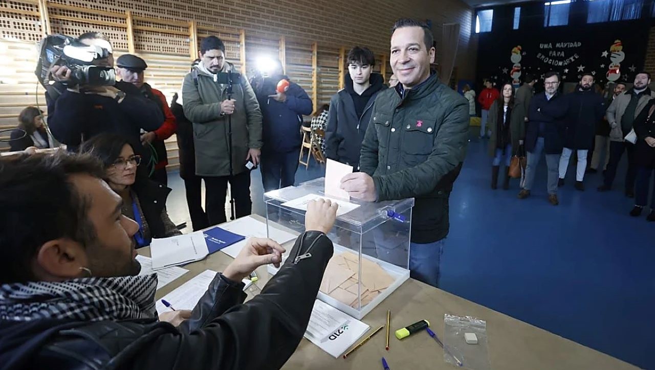 El candidato de VOX fue el primero en votar/HOY