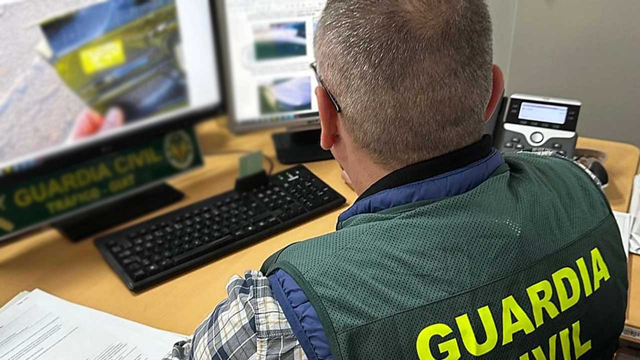 Salvaje embestida en Sevilla: Un conductor drogado revienta un coche de la Guardia Civil y casi mata a los agentes