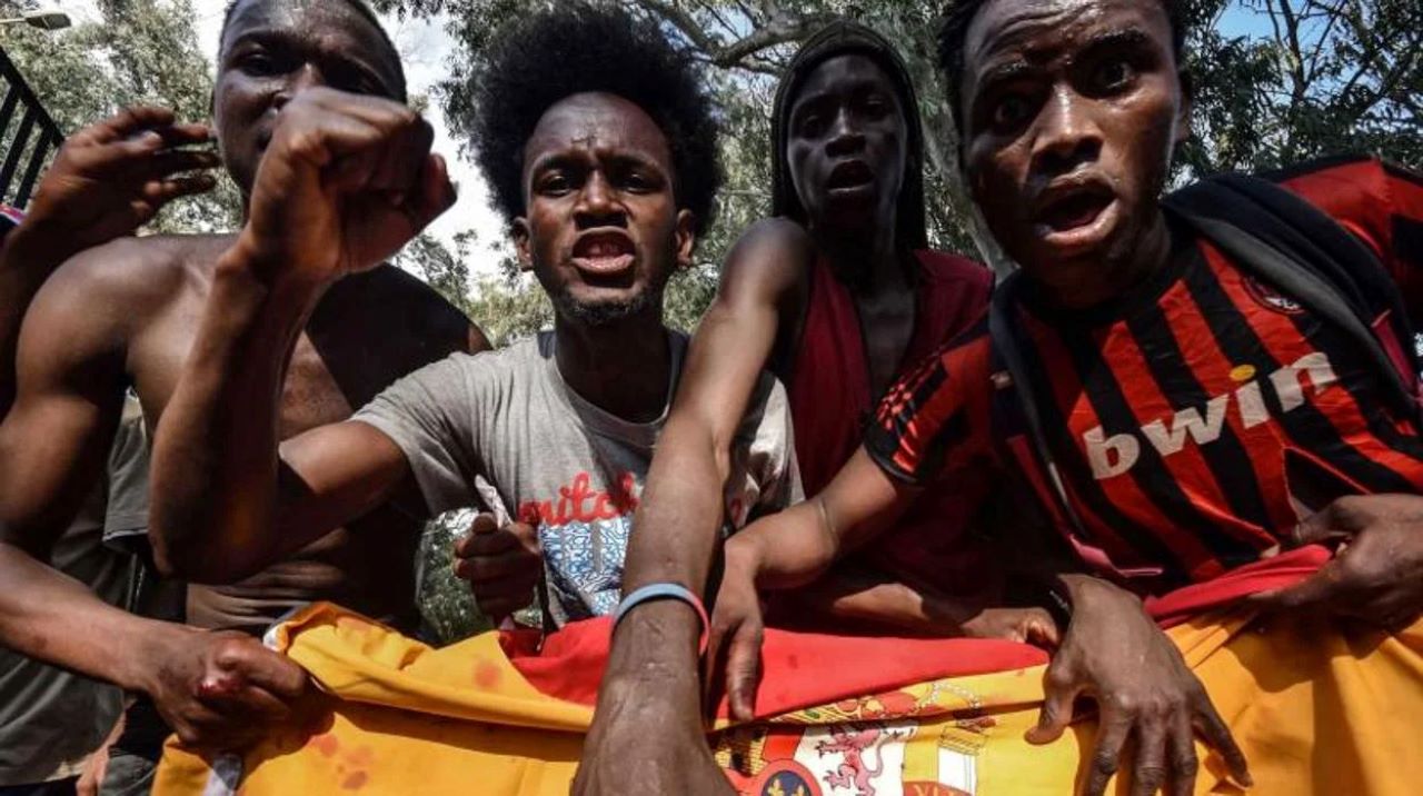 Inmigrantes ilegales simpáticos recién llegados a España para trabajar en la obra/ABC