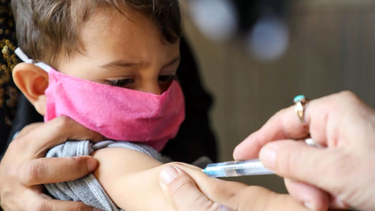 La FDA confirma que las vacunas COVID causaron muertes de niños